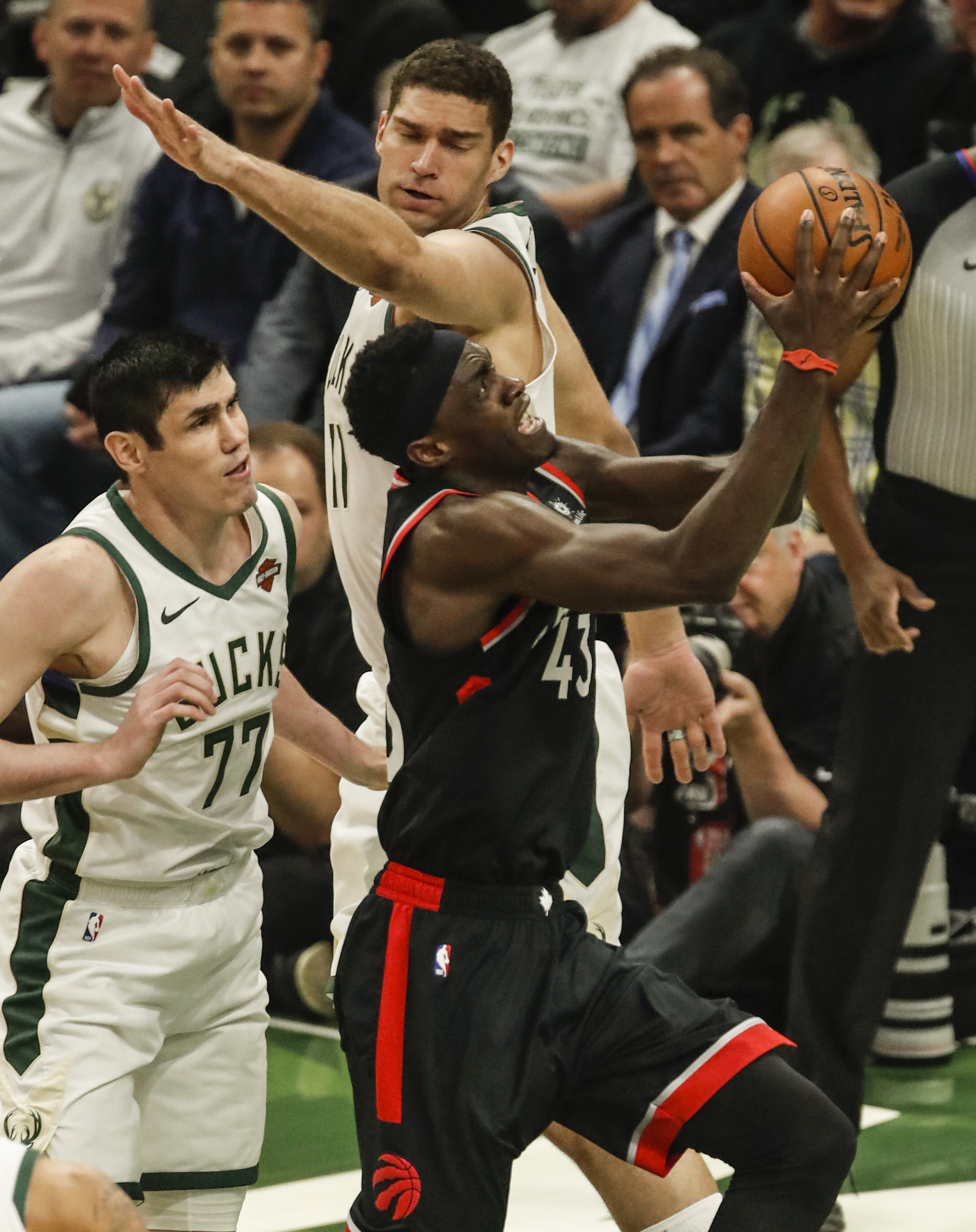 关于猛龙队战胜强敌，展现出强大团队凝聚力的信息