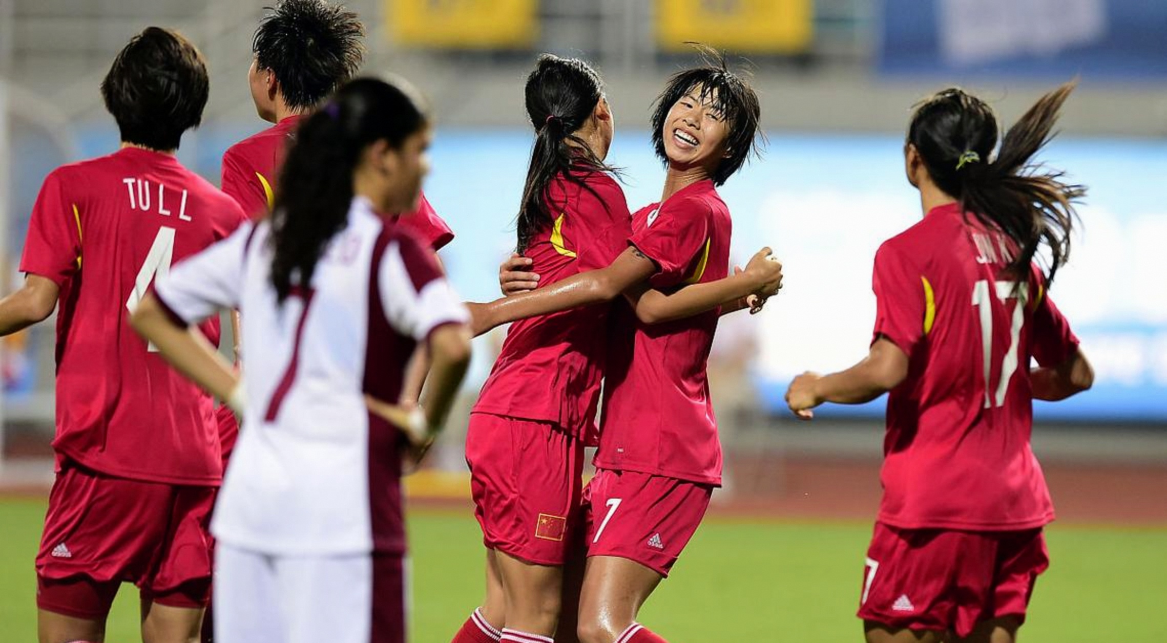 c7娱乐官网-顶尖女足球员现身比赛现场，引发球迷热议的简单介绍